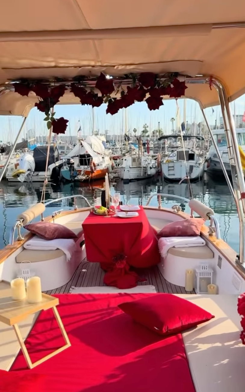 Barcelona: Romantic Boat Date