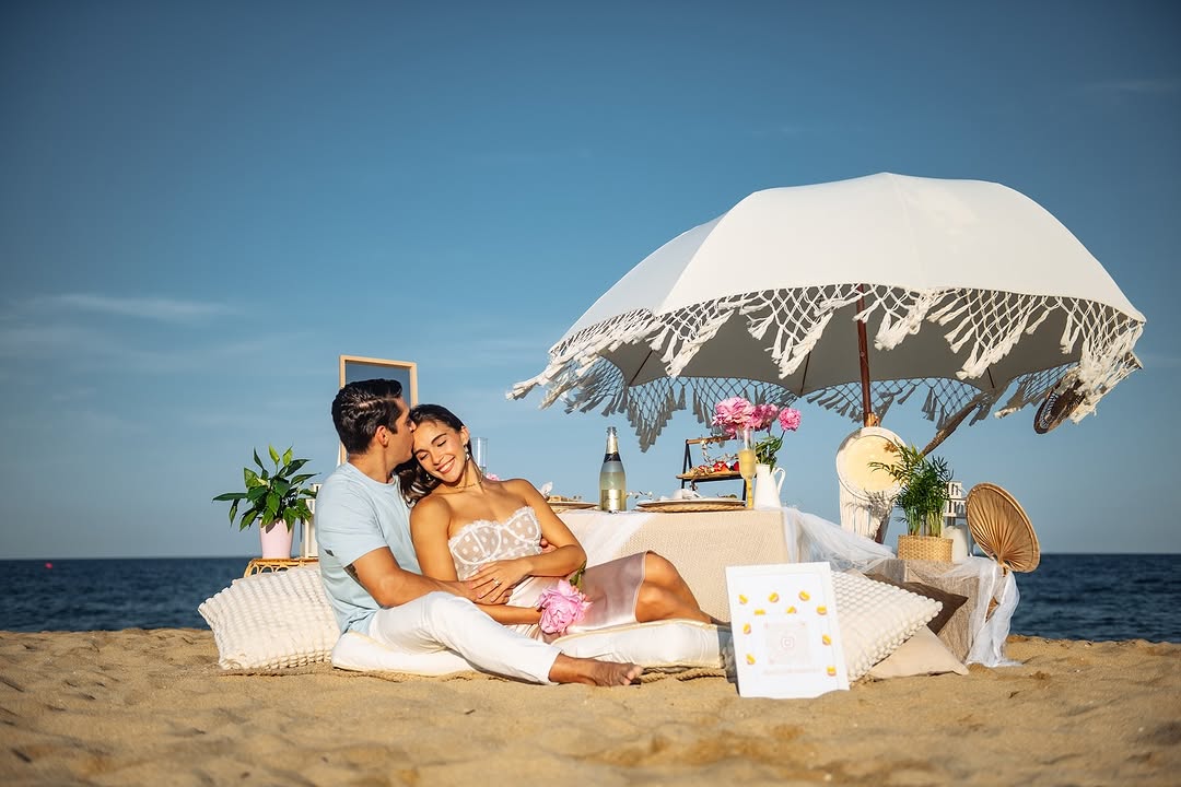 Barcelona: Romantic Beach Picnic
