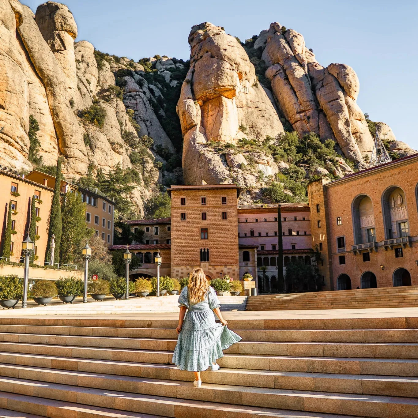 PRIVATE MONTSERRAT TOUR + Wine Tasting + Tapas