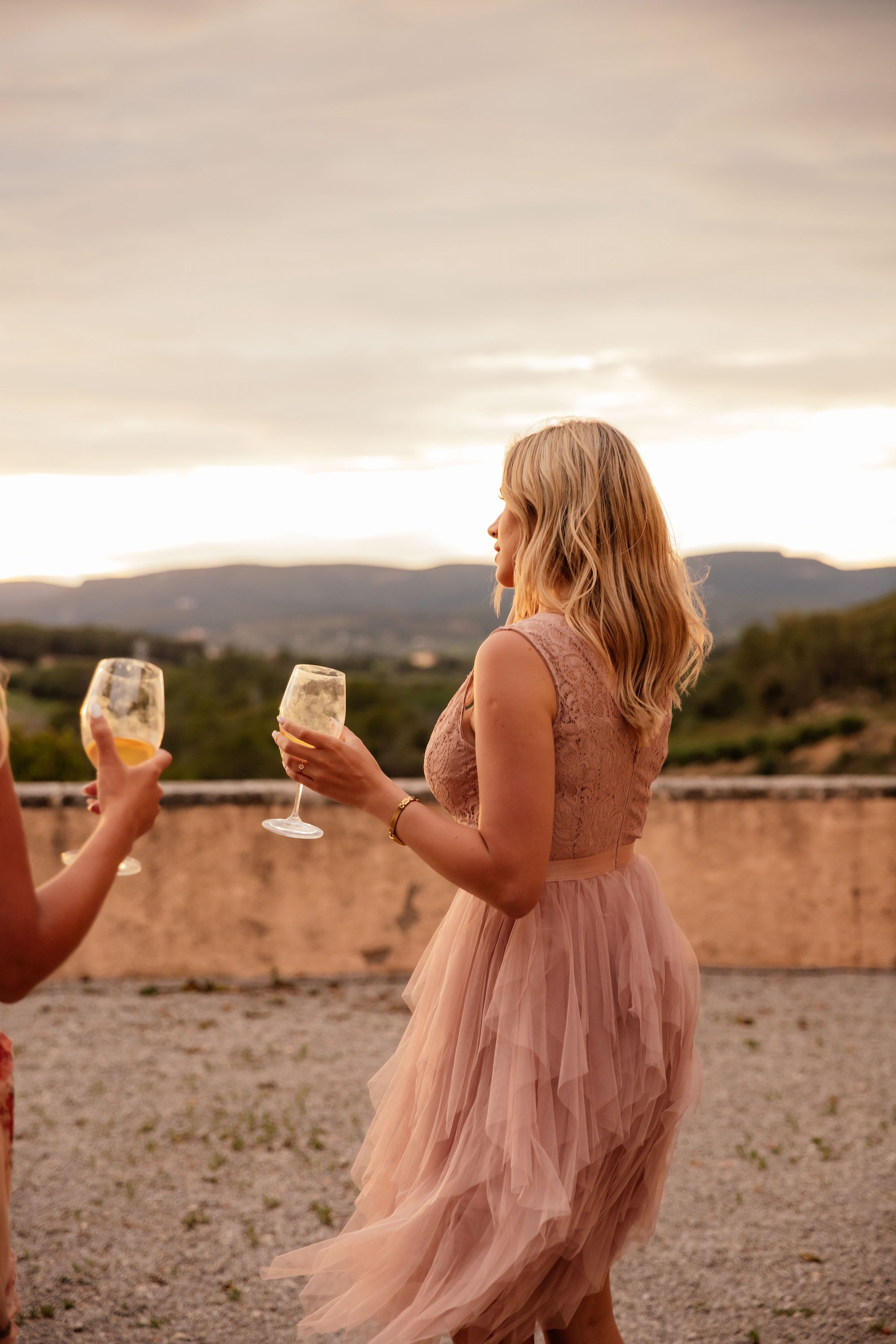 Wine_Tasting_Barcelona_Wine_Tour_Penedes_Foto_Shooting_Dresses_for_Rent