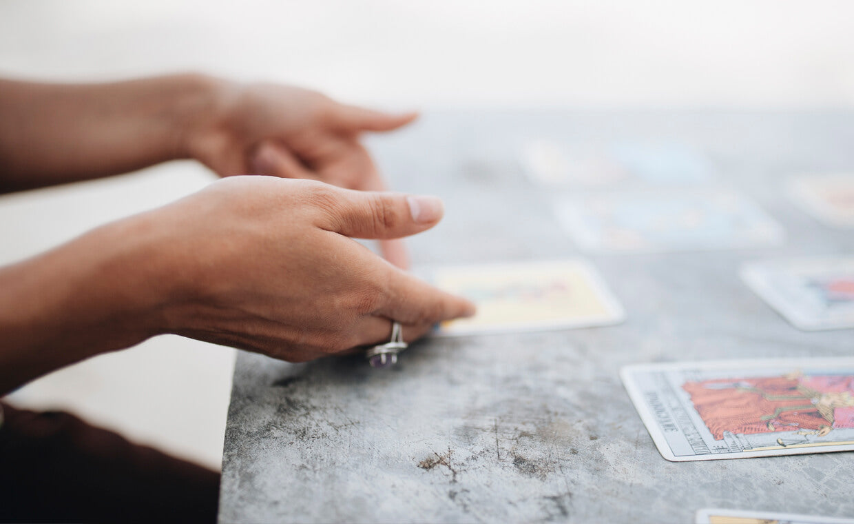 Alicante: Tarot Reading & Wine Experience with Lunch